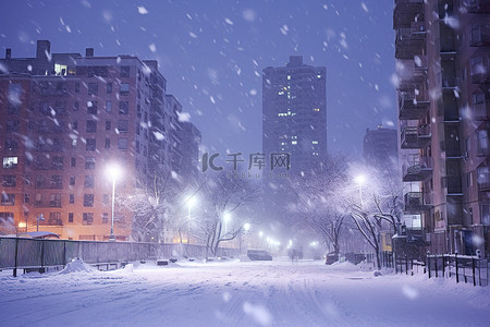 冬天的夜晚，雪落在城市里