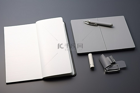 一个记事本，里面有铅笔和一些纸制品
