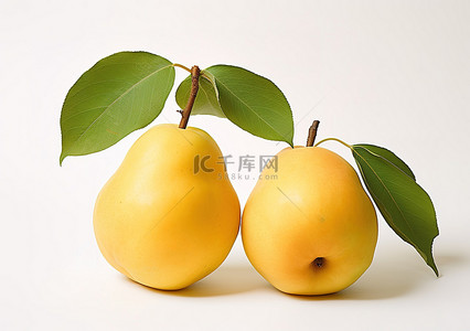 白桌上放着两片梨，上面有一片叶子