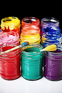 用刷子在罐子里涂上各种颜色的油漆