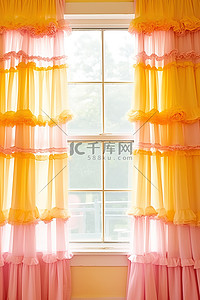 流苏窗帘背景图片_粉色黄色和白色的窗幔，配有流苏细节