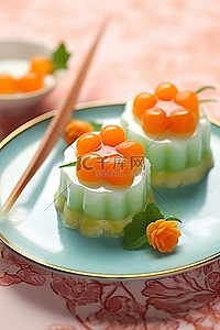 日式插花背景图片_两个水果形状的蛋糕，一侧有装饰，另一侧有蓝色盘子