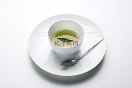 一杯绿茶背景图片_白盘上放着一杯绿茶