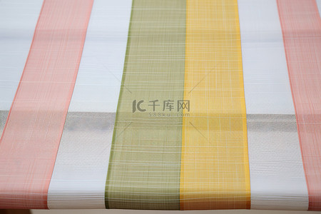 条纹桌布背景图片_一张显示黄色和粉色条纹桌布的图片