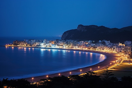 天空海岸背景图片_夜晚，日本海岸的灯光亮起