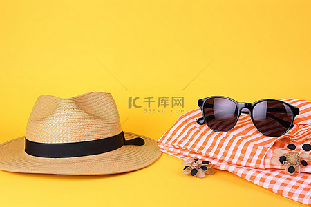 黄色的沙滩背景图片_橙色和黄色背景上的沙滩帽太阳镜和凉鞋