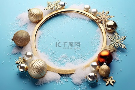 蓝色圆框上的圣诞金和雪中的装饰品
