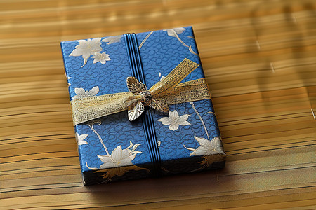 竹子传统背景图片_竹子上的小蓝色礼品罐