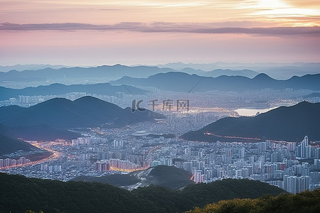 看日出背景图片_从山顶看韩国的城市