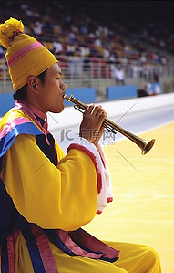 一个男人在体育场篮球场上吹笛子