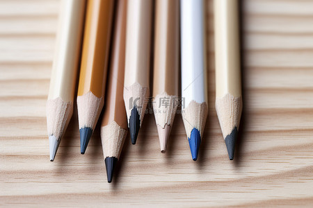 木质表面上的一组铅笔