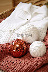 圣诞球旁边有白色的毯子和毛衣