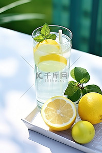 一杯果汁和水，旁边有一块柠檬角，靠近五颜六色的水果