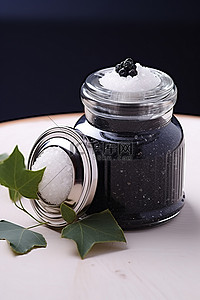 餐桌用海盐黑色罐子，配有天然常春藤叶和桉树