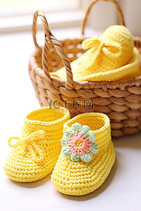 婴儿鞋背景图片_坐在篮子旁边的黄色钩针婴儿鞋