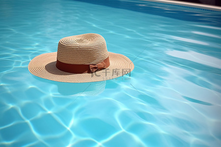 蓝色泳池背景图片_漂浮在泳池中的帽子
