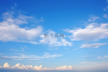 早晨，天空有蓝色的云彩和许多白色的小云朵