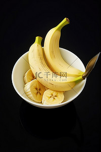 将半根去皮的香蕉用勺子放入碗中