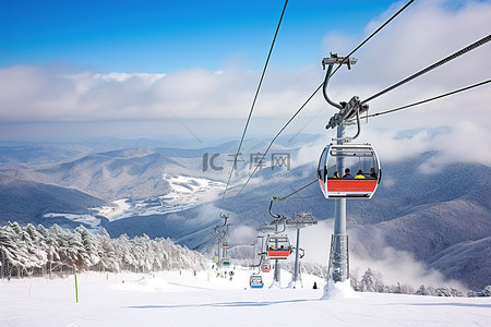 滑雪缆车和山顶