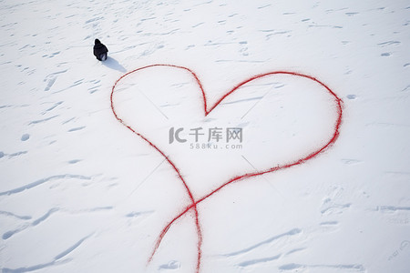 一个人在雪上画一颗心