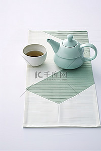 白色餐垫上的白色茶壶