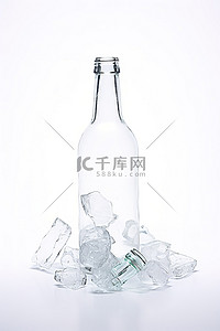 白色玻璃碎片背景图片_白色背景照片上隔离的瓶子碎片冰和玻璃碎片