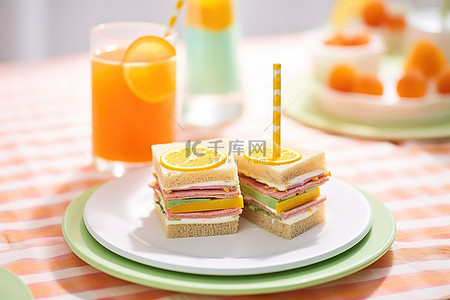盘子里的橙汁三明治，上面有橙子和香蕉片