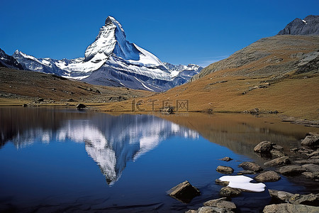 湖雪山背景图片_阿尔卑斯山上的马特洪峰