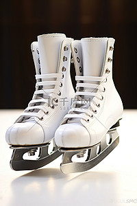 滑冰鞋背景图片_一双白色的滑冰鞋叠在一起