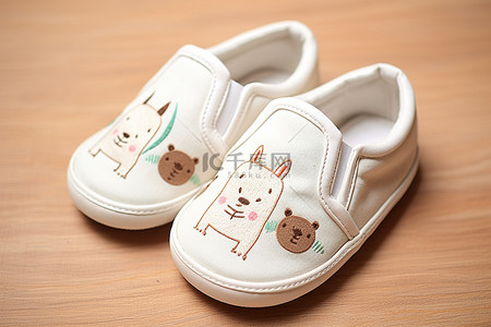 童鞋背景图片_白色童鞋，上面有动物图案
