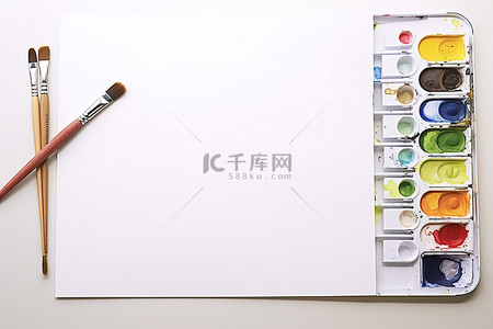id色板背景图片_白色着色板位于几支画笔和油画颜料前面
