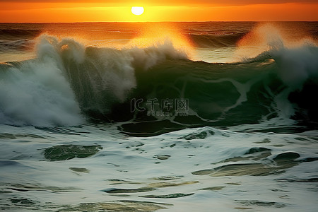 日落时在海洋上拍摄的汹涌的海浪