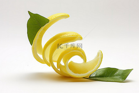 新鲜水果白色背景图片_切片柠檬皮叶隔离在白色