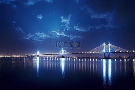 桥上布满灯光，照亮了夜晚的水面
