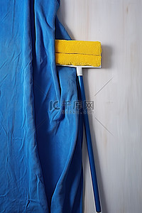 一个空的拖把手柄，上面有一块蓝色的布和一块黄色的拖把