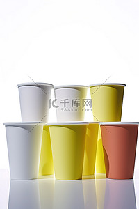 一组不同颜色的杯子放在一个地方