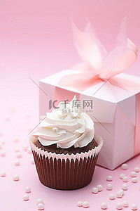 粉色背景的纸杯蛋糕站在礼品包装纸旁边