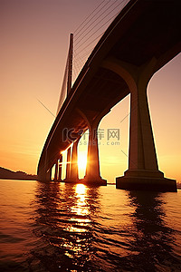 夕阳下的桥在水中