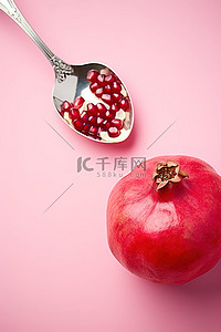 水果生鲜商品背景图片_粉色和蓝色背景的石榴和勺子，带有版税溢价免版税代码 6143088032