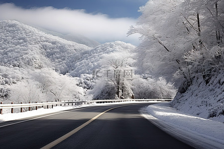 冬天的一条山路，背景是积雪覆盖的山脉