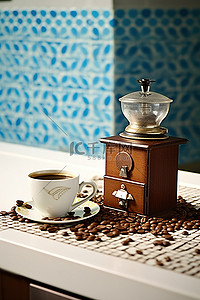 老式桌子上的咖啡豆架和咖啡渣，白色层压板台面上的木制咖啡研磨机咖啡棕色咖啡咖啡棕色