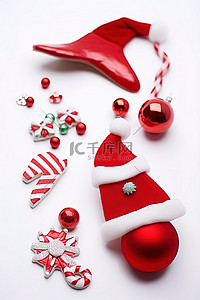 白色表面上的红色装饰品和圣诞老人