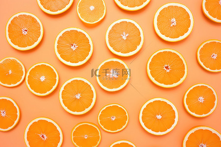 橙子脆片棉花背景图片_粉红色背景上的几片橙子