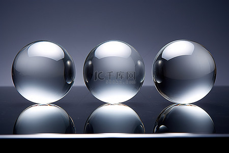 灰色背景圆形背景图片_灰色背景中的四个小圆形玻璃球