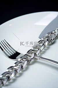 白盘上的链饰和叉子