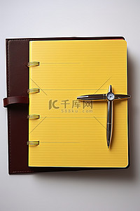 用笔和黄色胶带在笔记本上做笔记