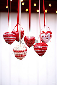 圣诞篮子背景图片_三个挂着情书的红色篮子