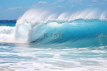 海浪冲击夏威夷海滩的海岸