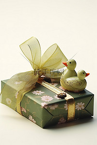 玩具包装背景图片_一个礼品盒，里面有一些毛绒鸭子玩具