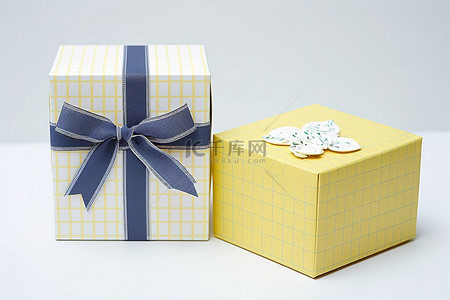黄色礼物盒子背景图片_一个带有蝴蝶结的礼品盒，另一个带有黄色盒子